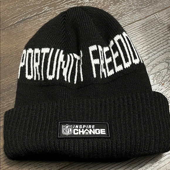 NFL Black and White Kansas City Chiefs Beanie - Picture 3 of 4